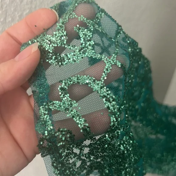 MAKE AN OFFER!! Elegant Emerald Green Mermaid Fit Dress - Picture 5 of 10